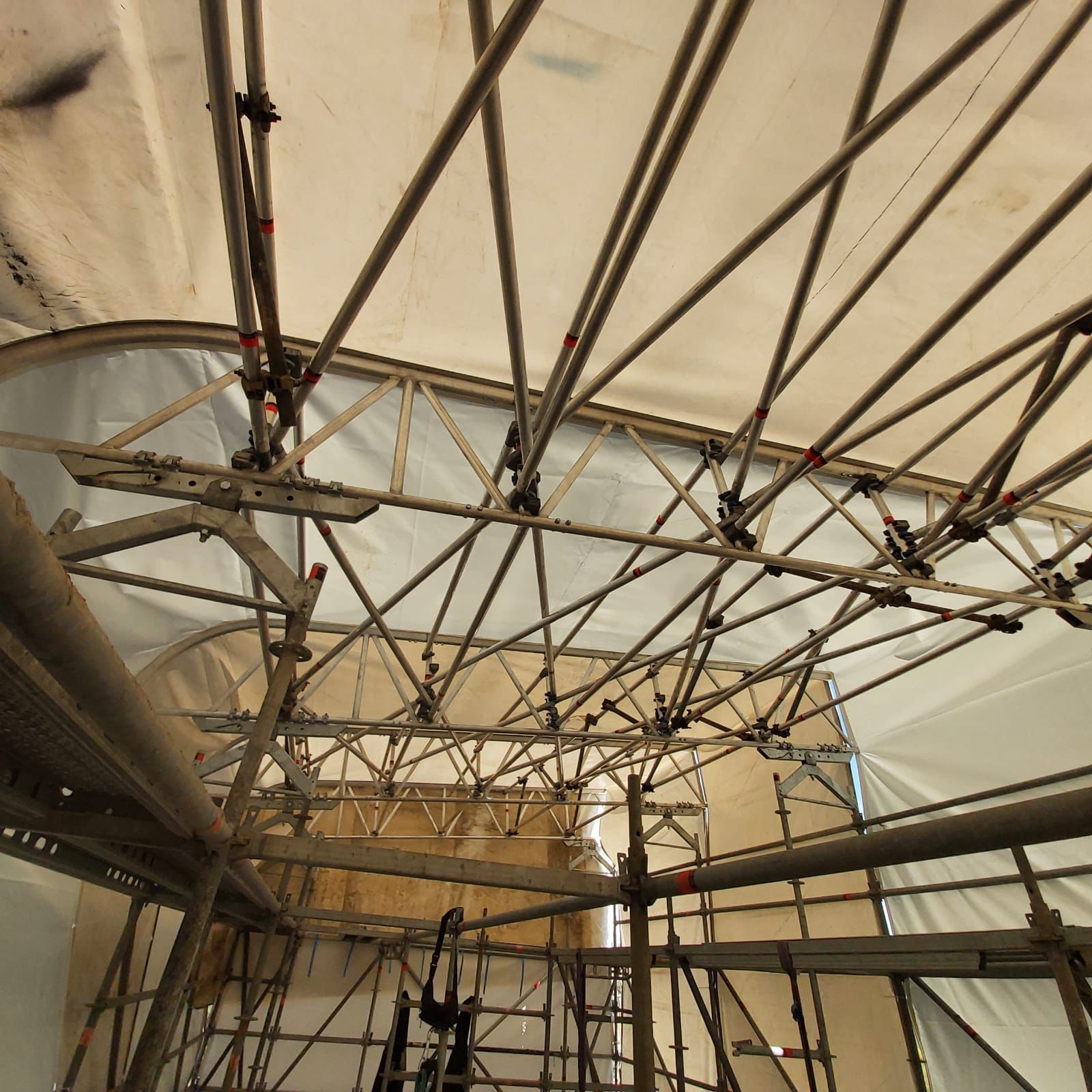 Un soffitto con molte impalcature sopra