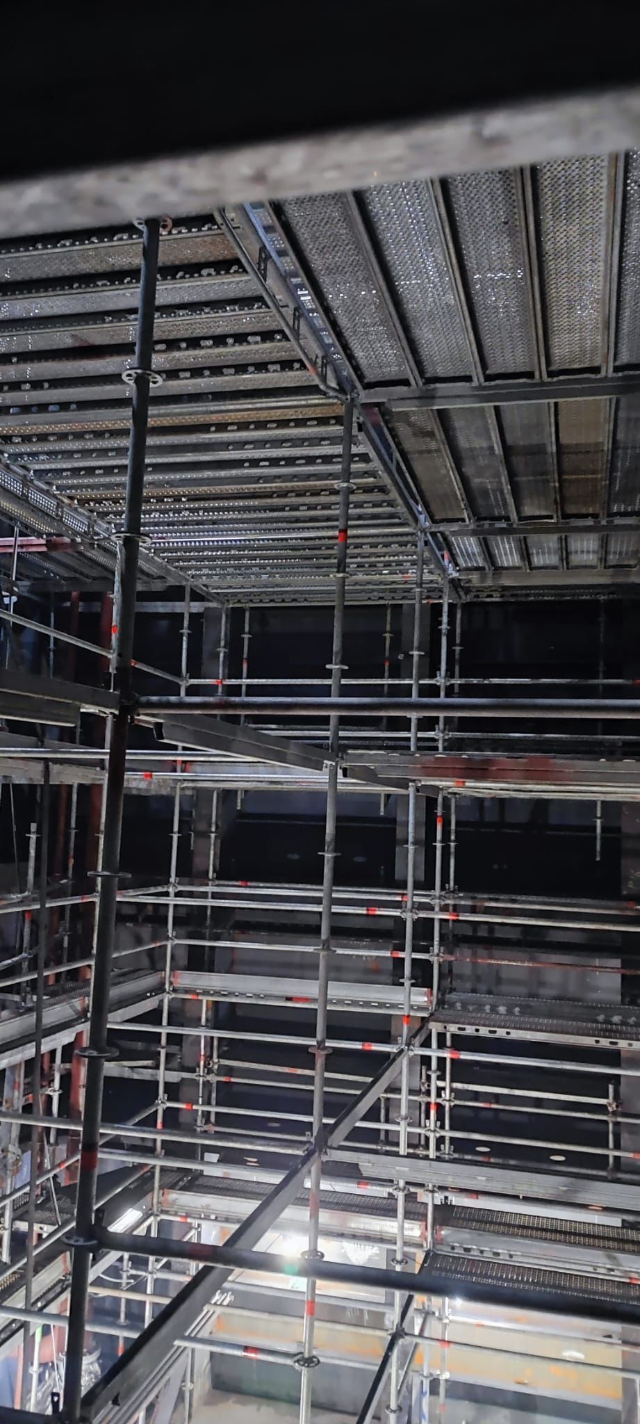 Un grande edificio in costruzione con molte impalcature.