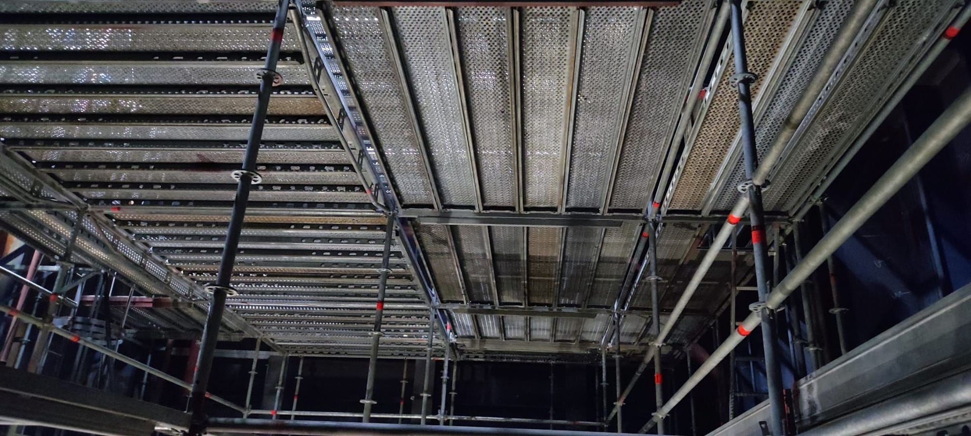 Il soffitto di un edificio è coperto da impalcature.