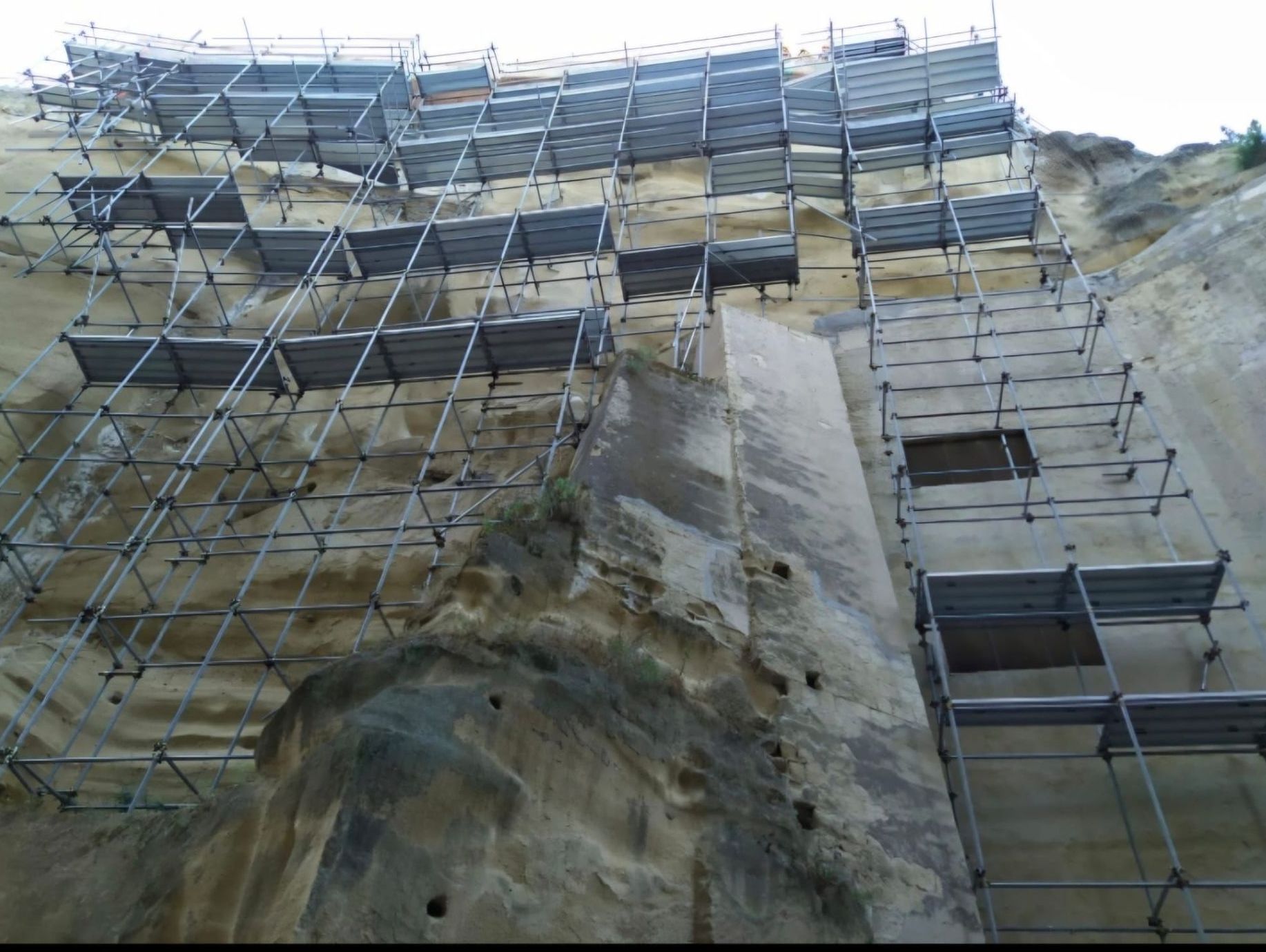 Un edificio con molte impalcature sopra