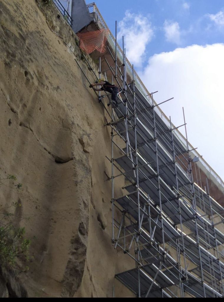 Si sta costruendo un edificio circondato da impalcature.