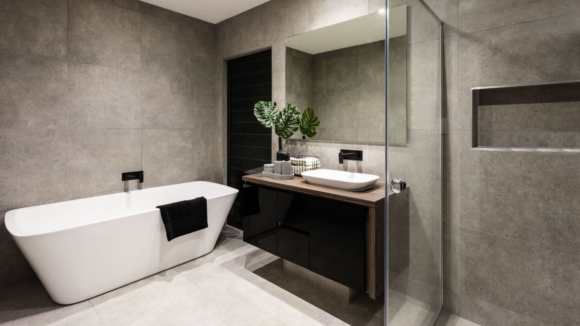 Une salle de bain avec baignoire, lavabo, miroir et douche à l'italienne.