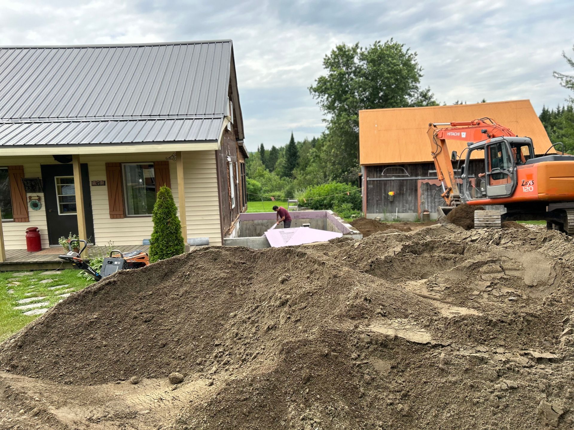Un gros tas de terre se trouve devant une maison.