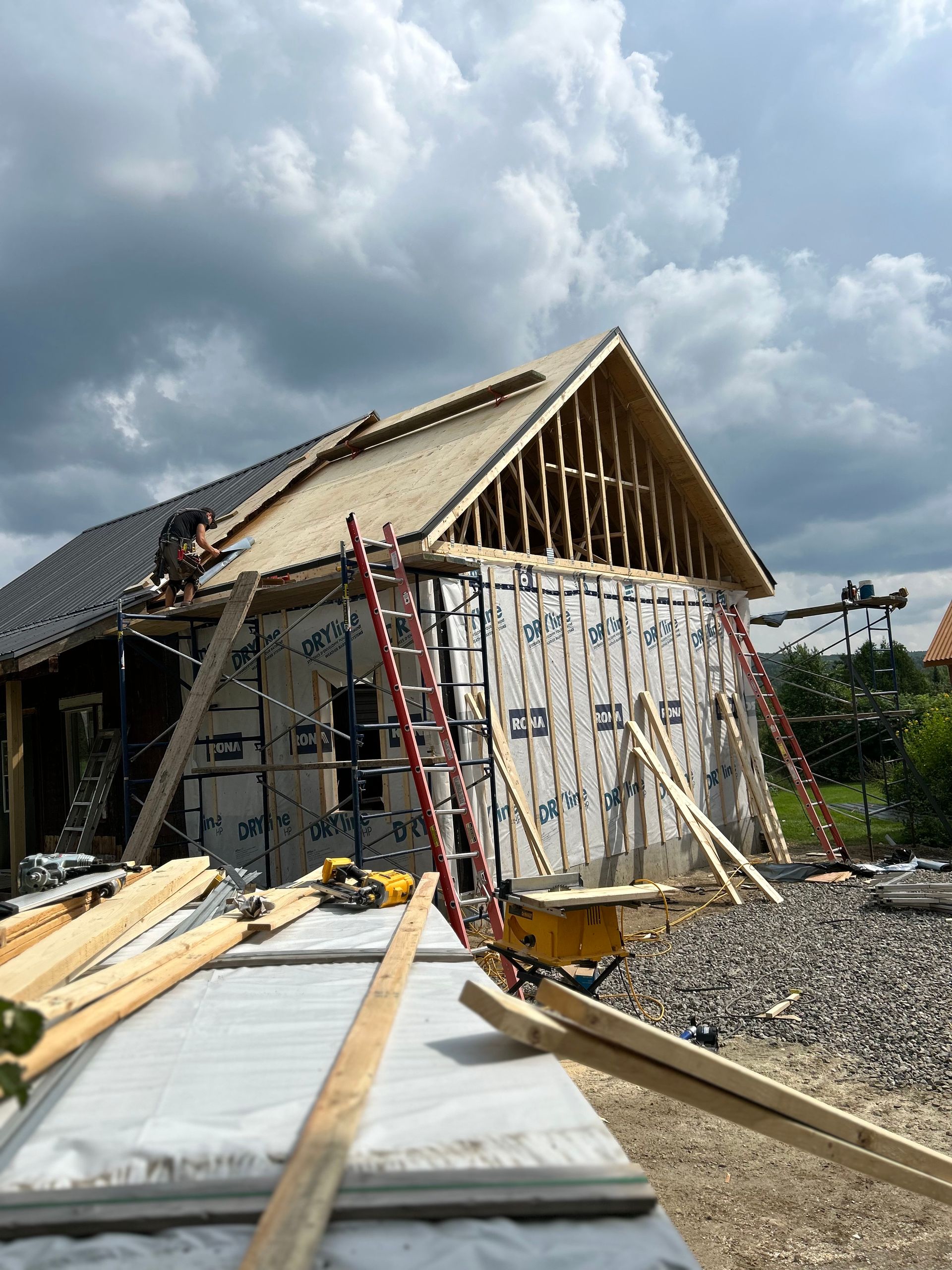 Un bâtiment en construction avec un toit en cours de construction