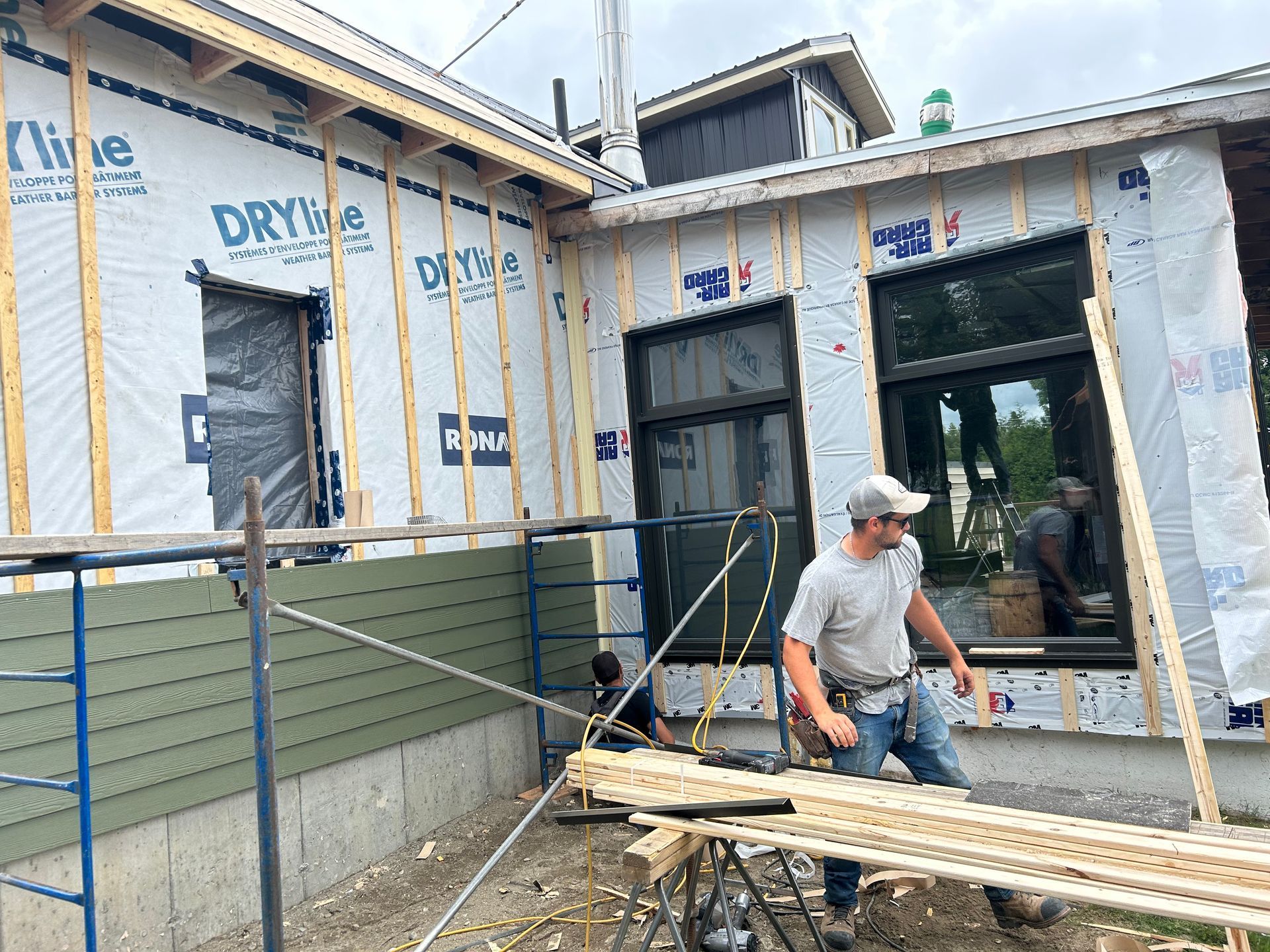 Un homme se tient devant un bâtiment en construction.