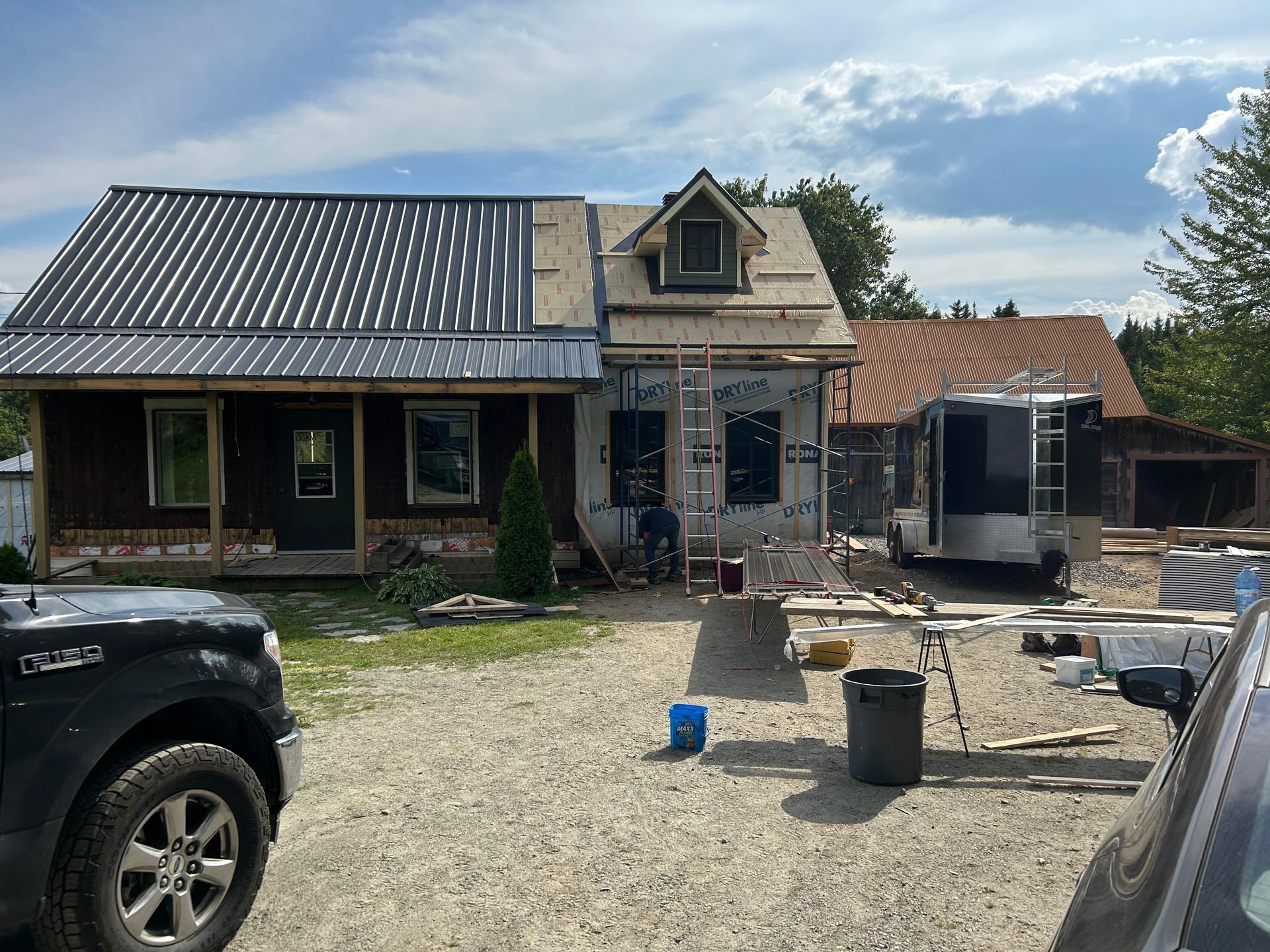 Un camion est garé devant une maison en construction.