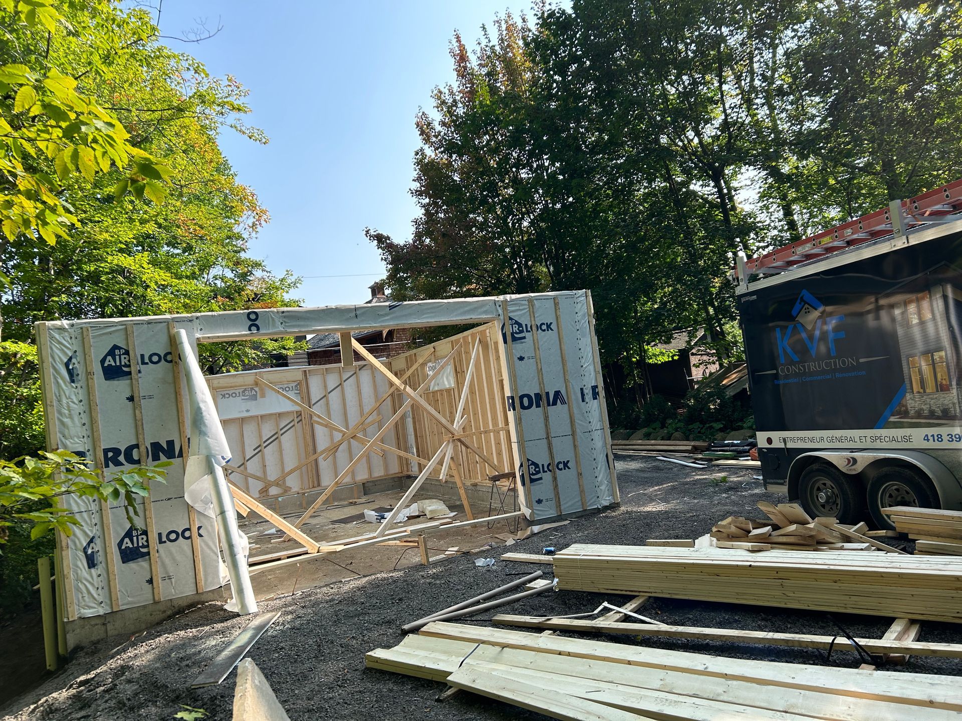 Un camion est garé devant un bâtiment en construction.