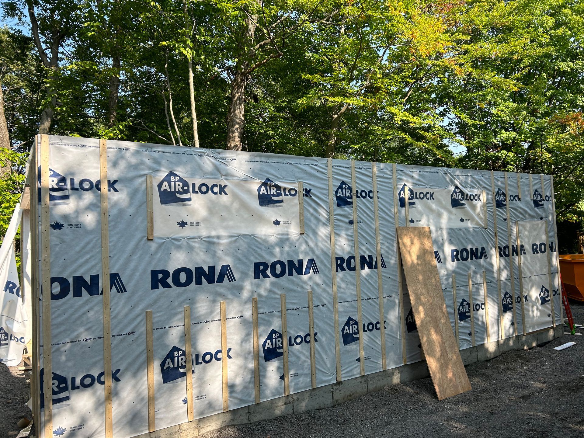Un mur avec écrit rona rona dessus