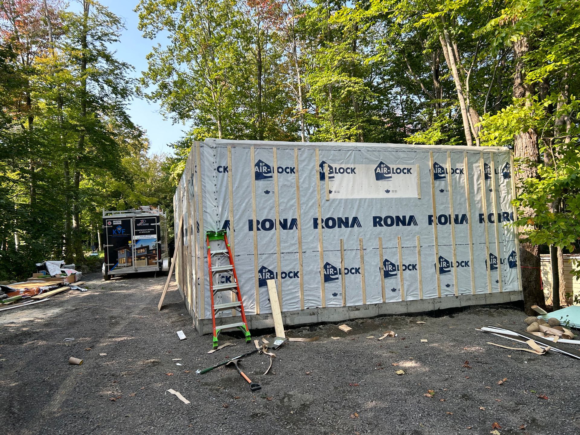 Un grand bâtiment est en construction au milieu d'une forêt.