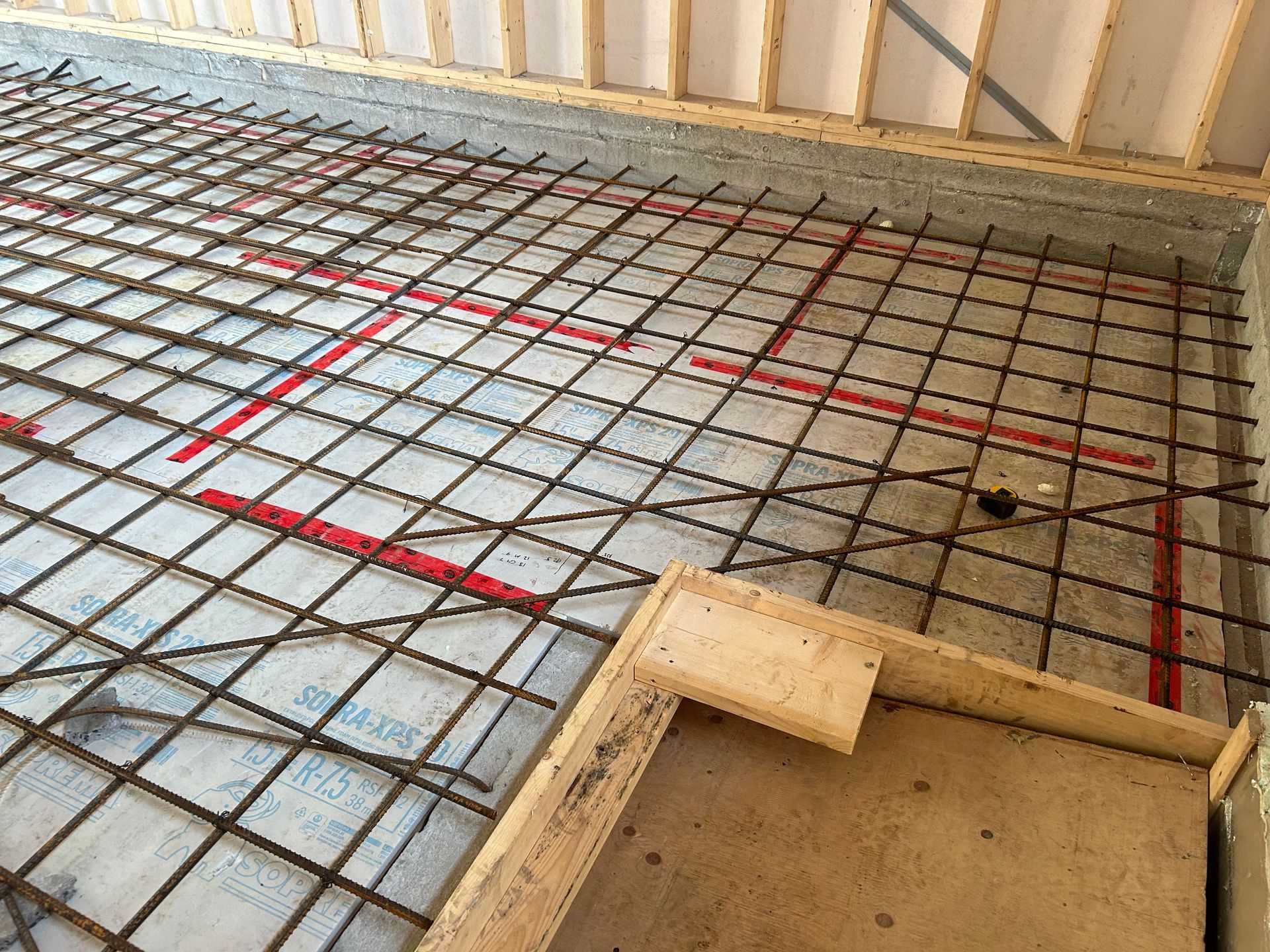 Un gros plan d'un sol en béton avec une grille métallique dessus.