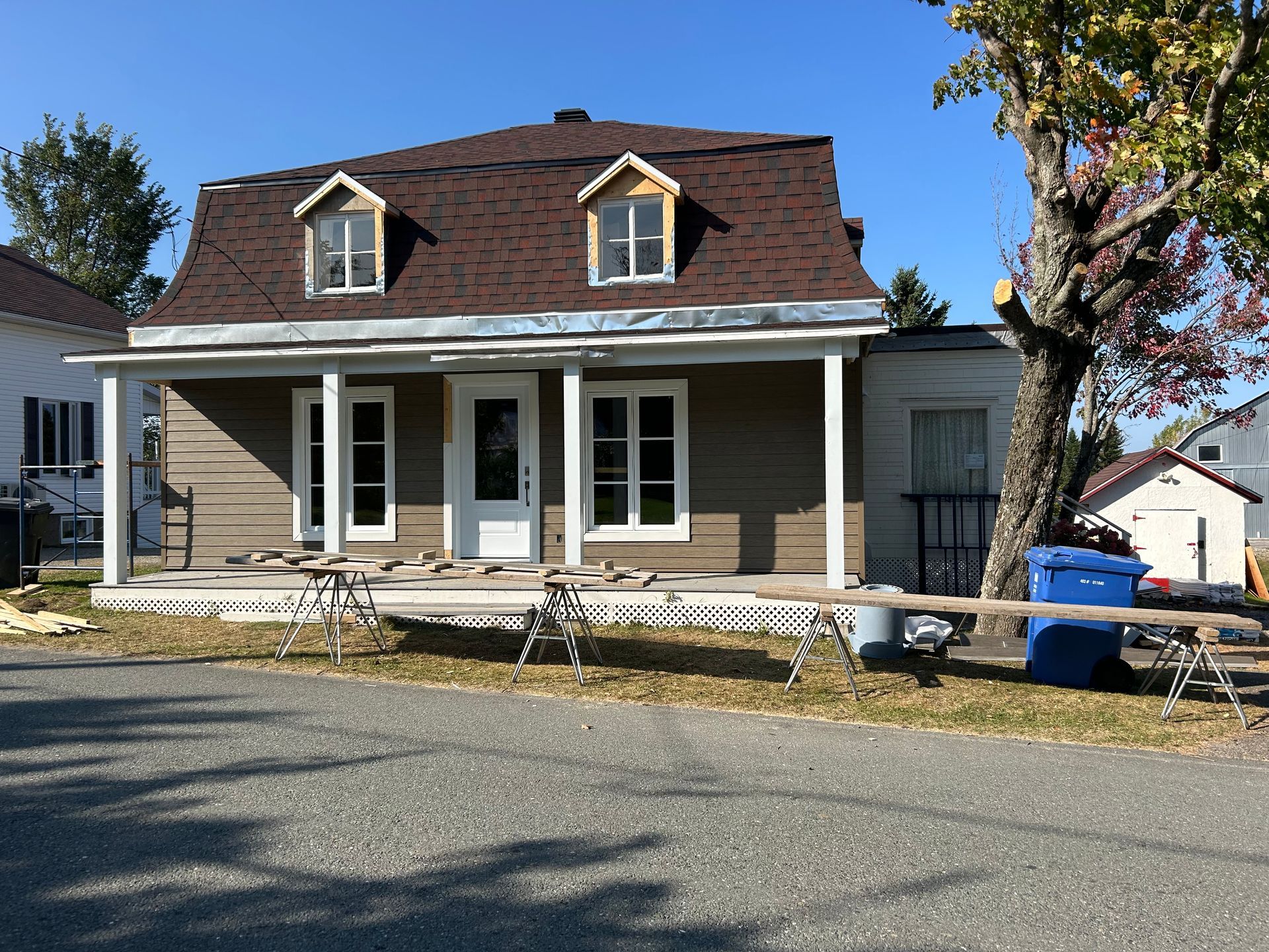 Une maison avec un porche est en cours de rénovation.