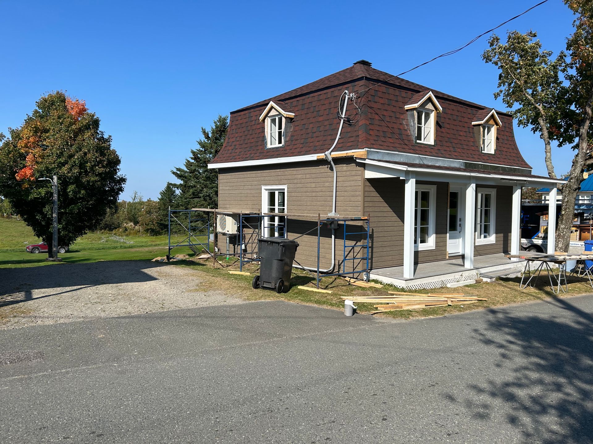 Une maison avec un toit en cours de rénovation
