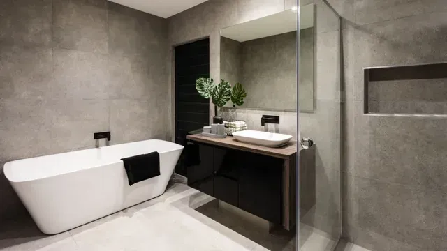 Une salle de bain avec baignoire, lavabo, miroir et douche à l'italienne.