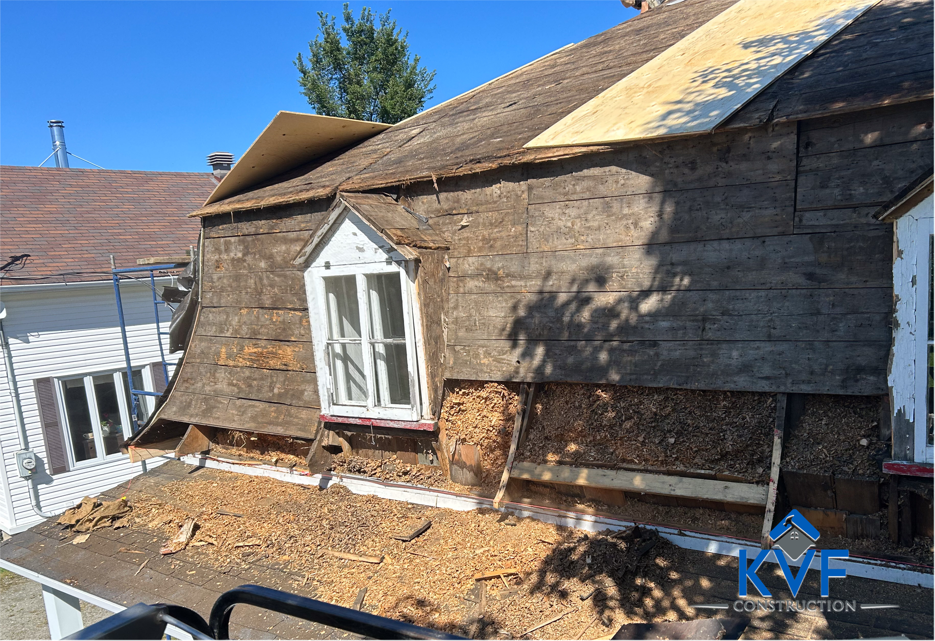Une maison dont le toit est en train d'être enlevé