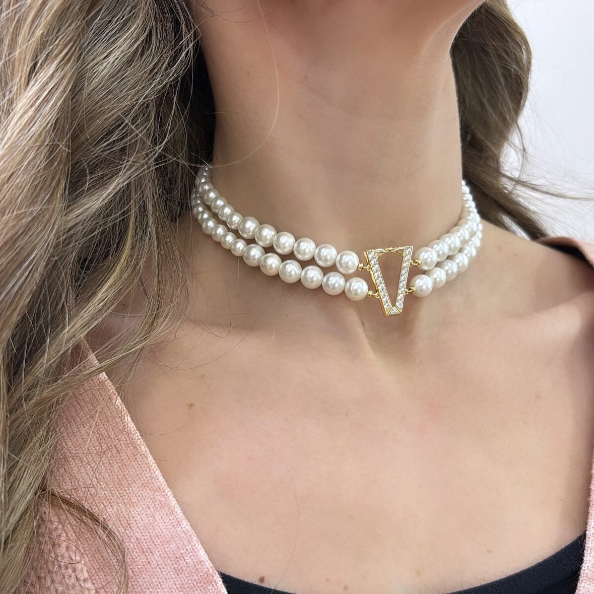 Una donna che indossa una collana girocollo con la lettera V sopra