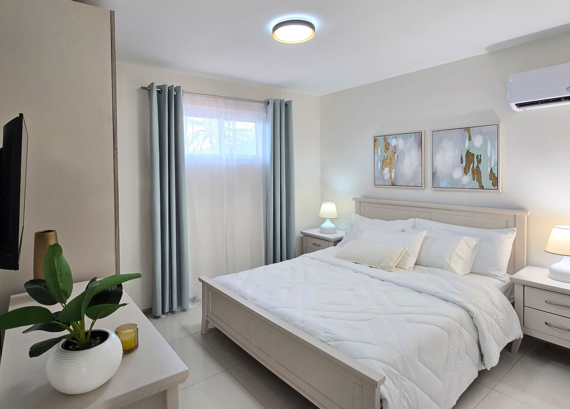 Un patio con mesa y sillas