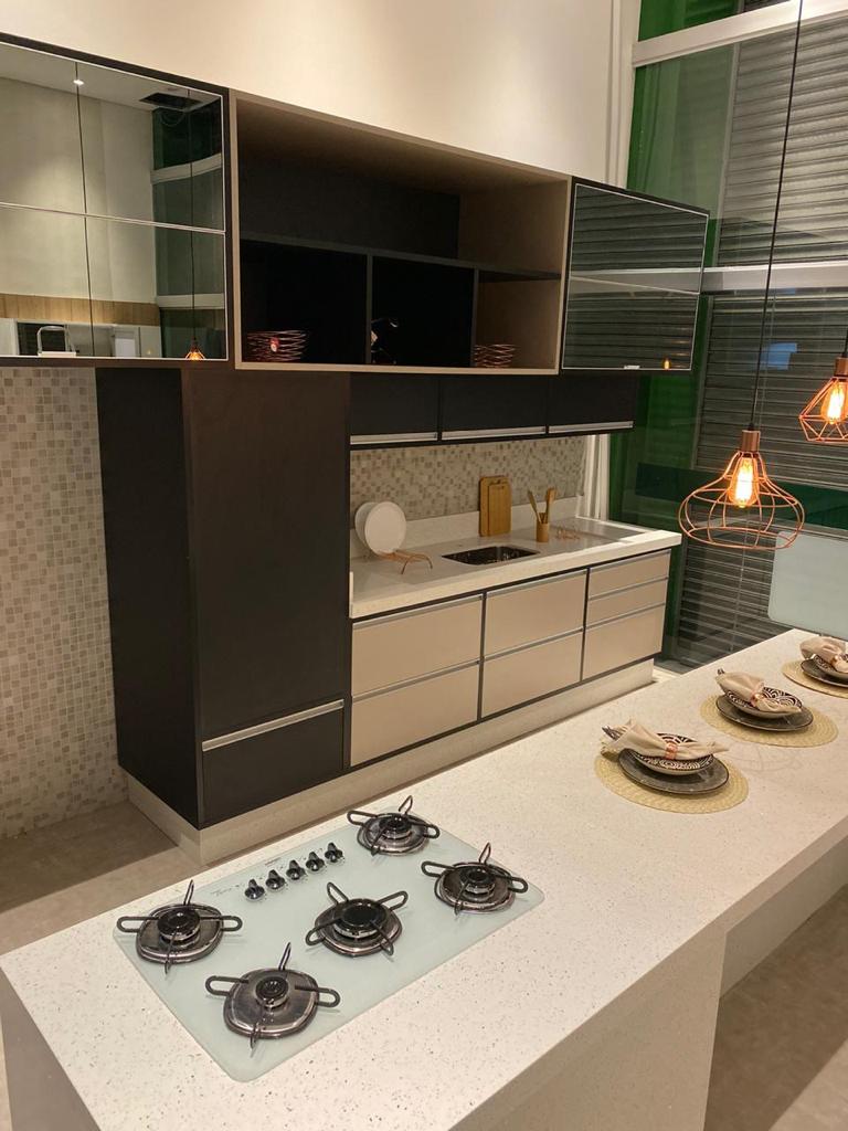 Uma cozinha com fogão, forno e pia.