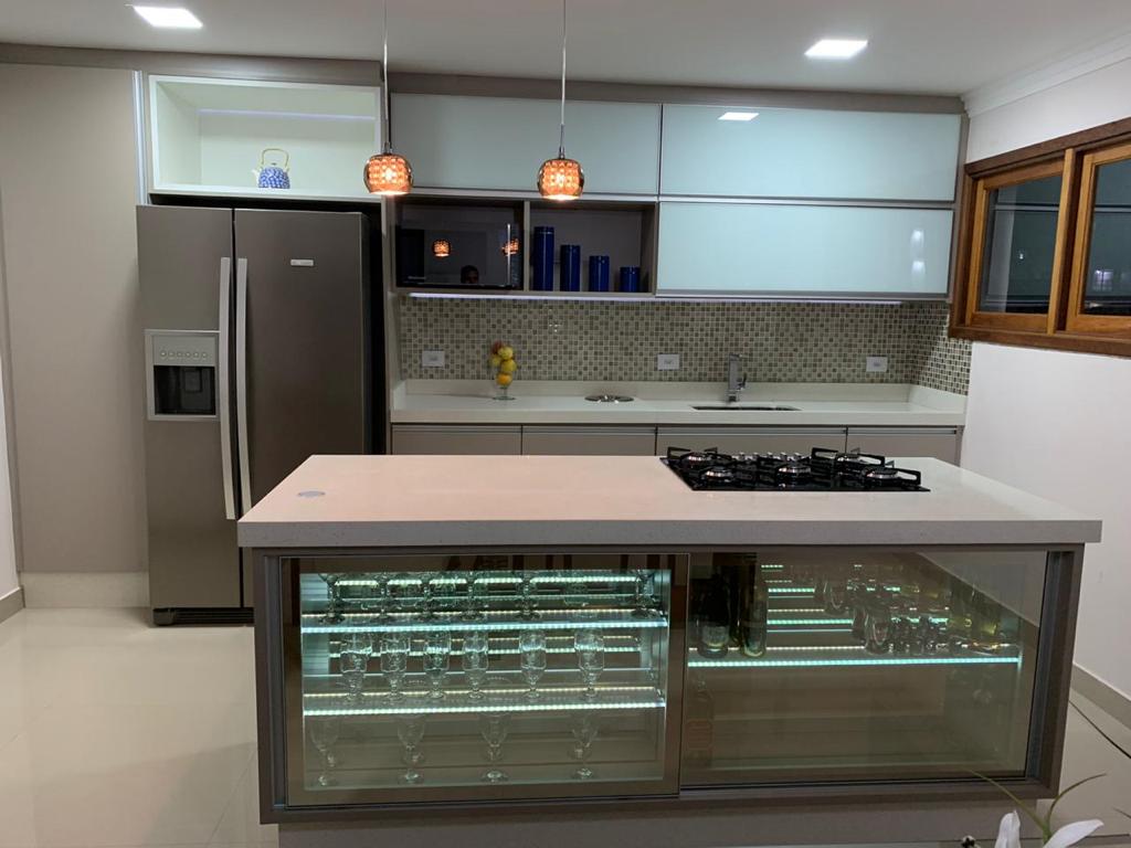 Uma cozinha com eletrodomésticos de aço inoxidável e uma grande ilha