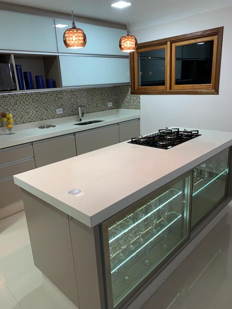 Uma cozinha com uma grande ilha e um fogão