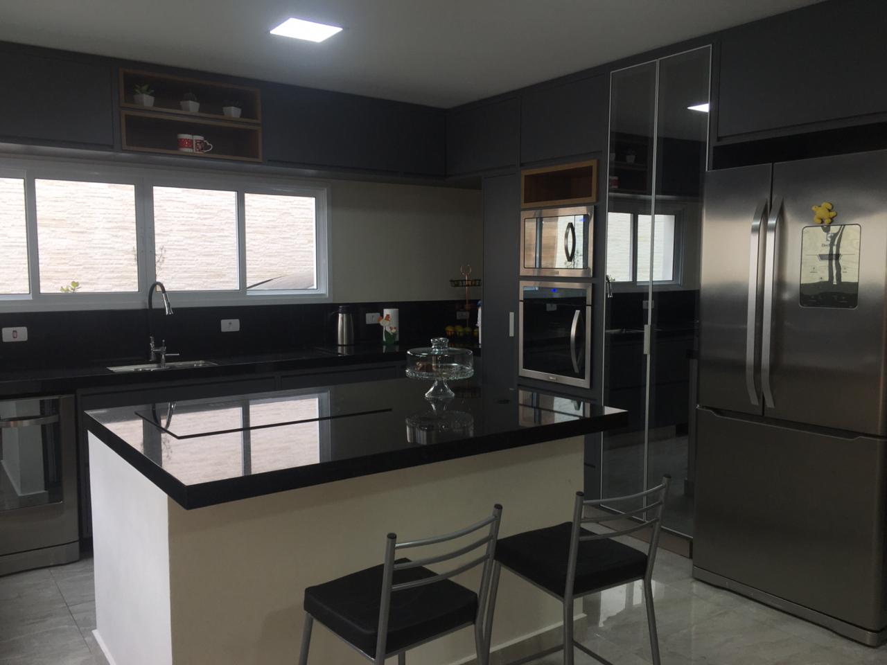 Uma cozinha com uma grande ilha e eletrodomésticos de aço inoxidável