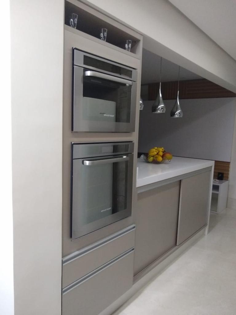 Uma cozinha com forno de aço inoxidável e micro-ondas.