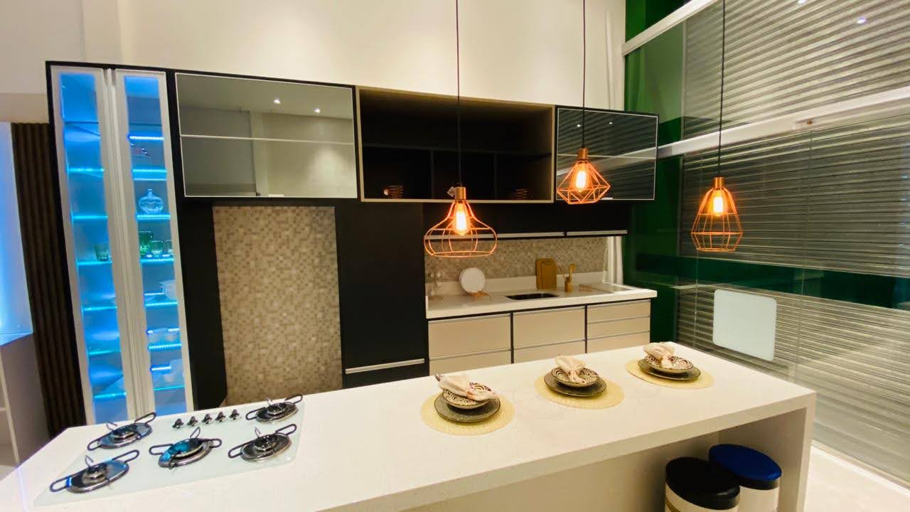 Uma cozinha com uma grande ilha e um fogão com forno.