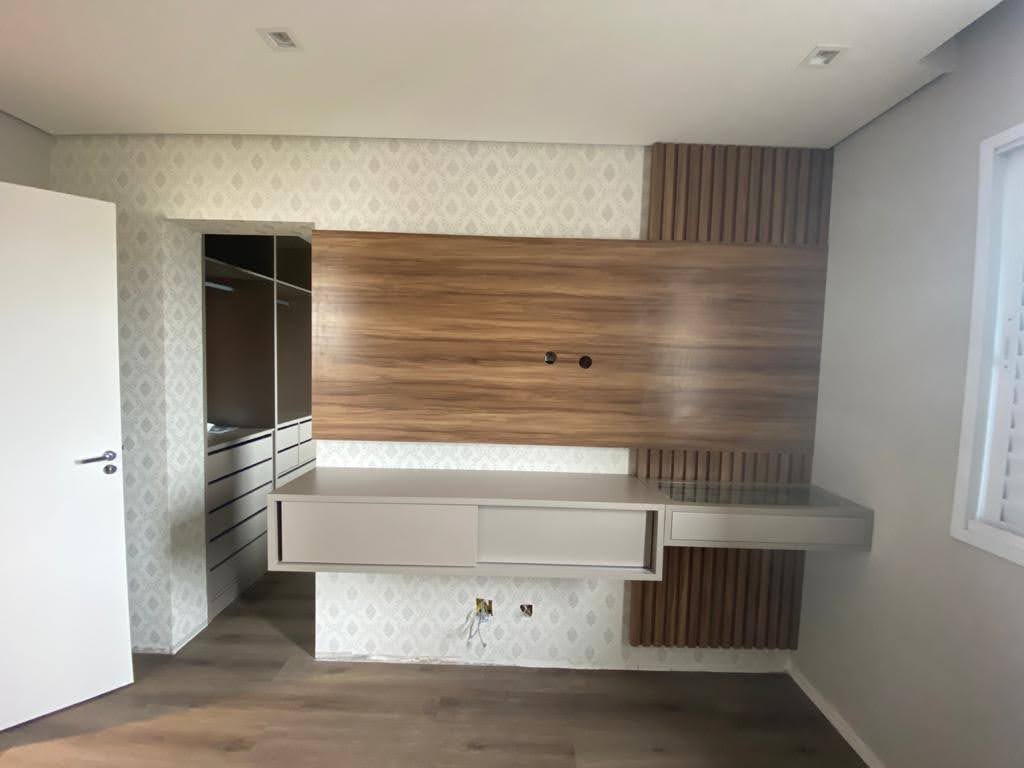 Uma sala vazia com uma parede de madeira e uma mesa de madeira