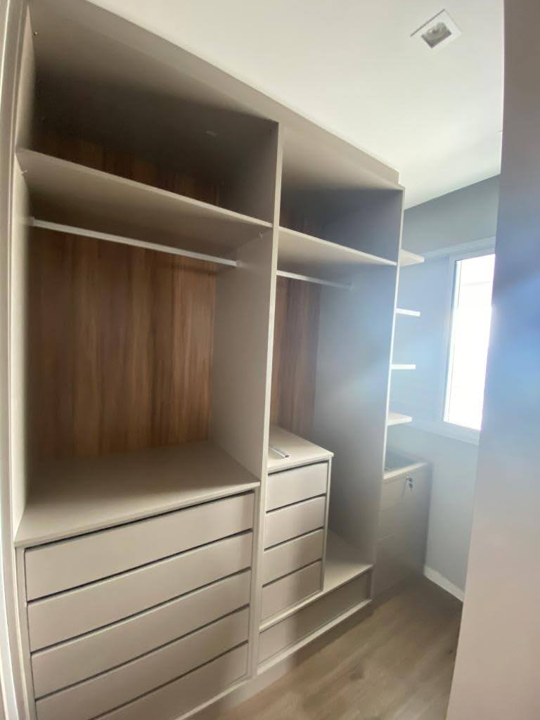 Um closet com muitas gavetas e prateleiras