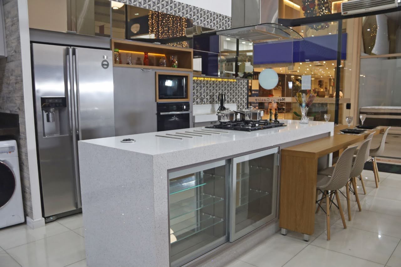 Uma cozinha com uma grande ilha e eletrodomésticos de aço inoxidável