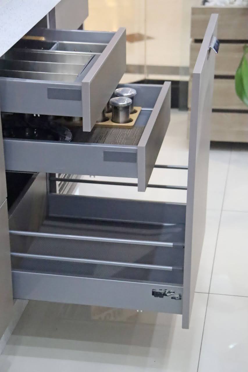 Uma gaveta da cozinha cheia de talheres e panelas e frigideiras