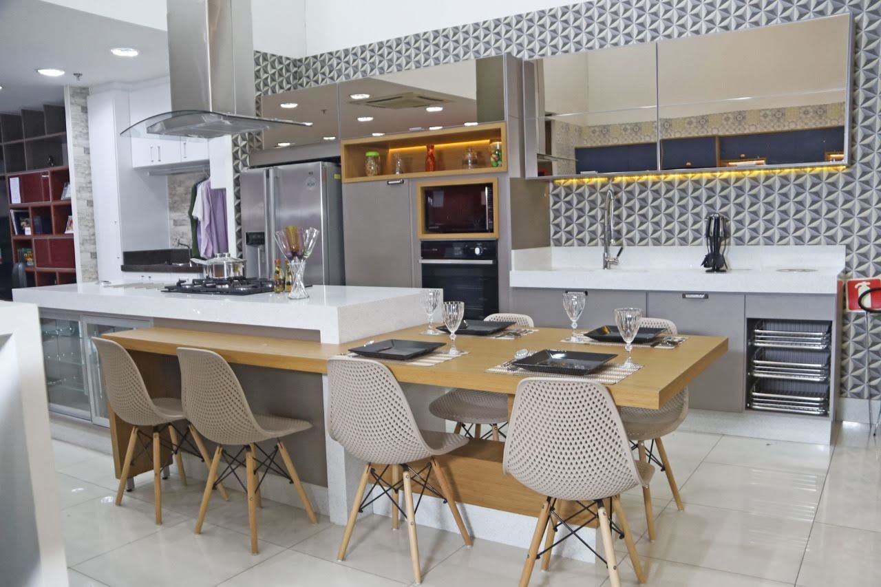 Uma cozinha com mesa e cadeiras