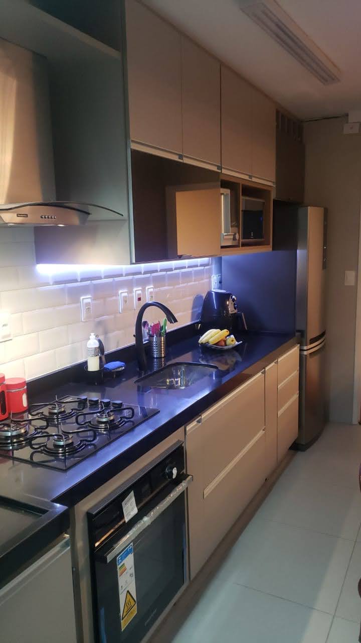 Uma cozinha com eletrodomésticos de aço inoxidável e fogão com forno