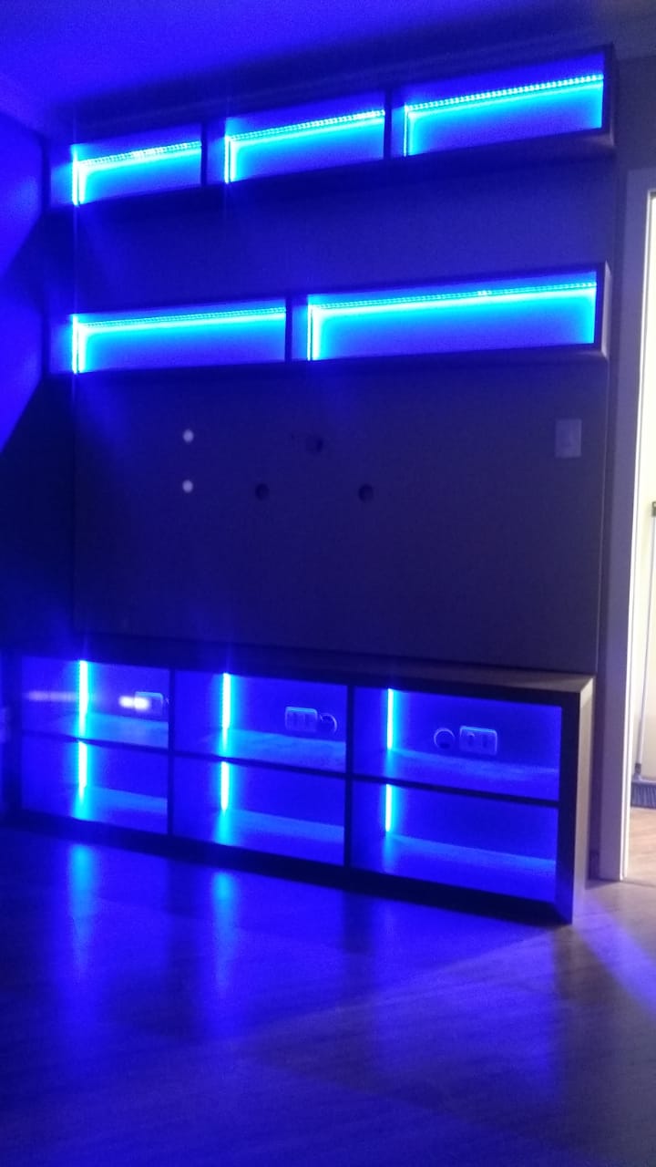 Uma sala com luzes azuis nas paredes e gavetas