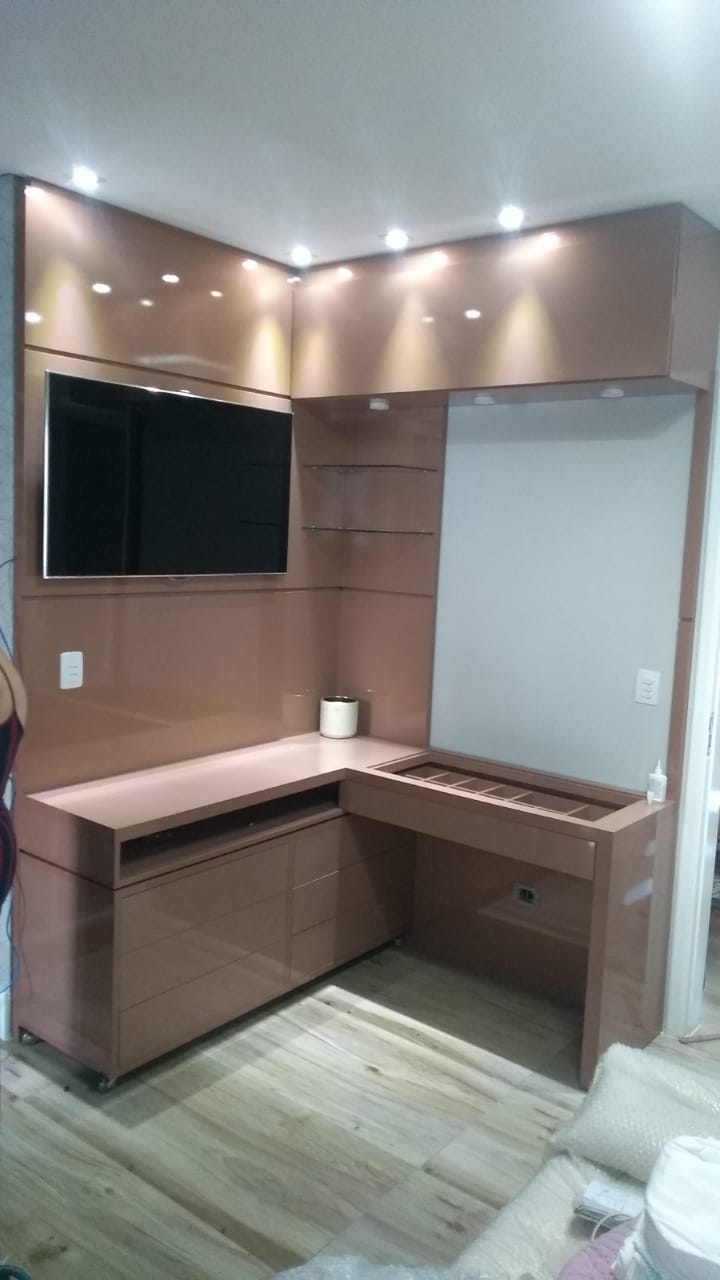 Uma sala de estar com mesa e TV de tela plana.