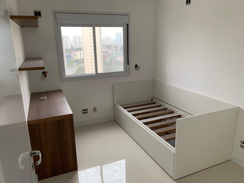 Um quarto com cama de solteiro e janela.