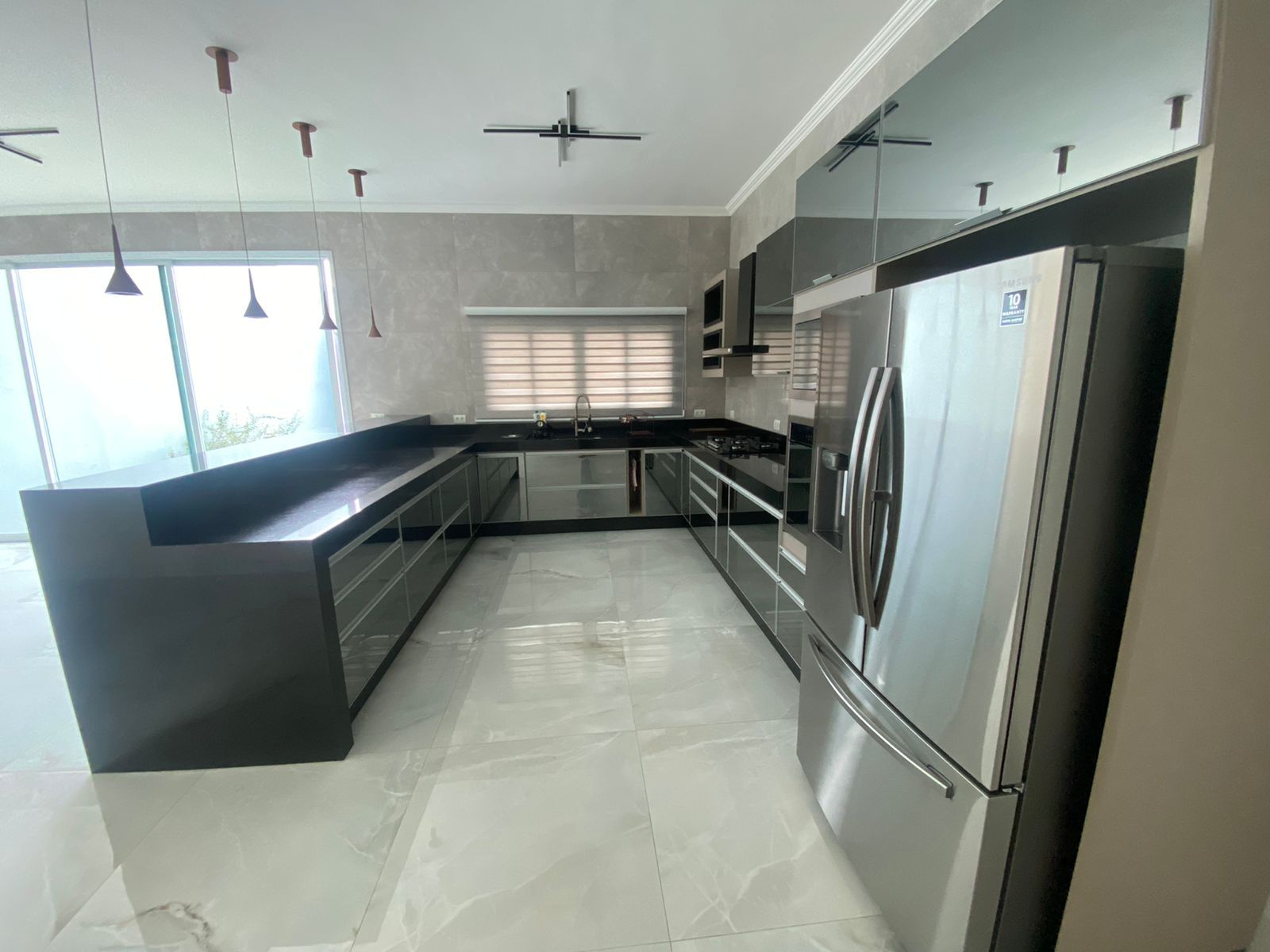 Uma cozinha com eletrodomésticos de aço inoxidável e uma geladeira de aço inoxidável.