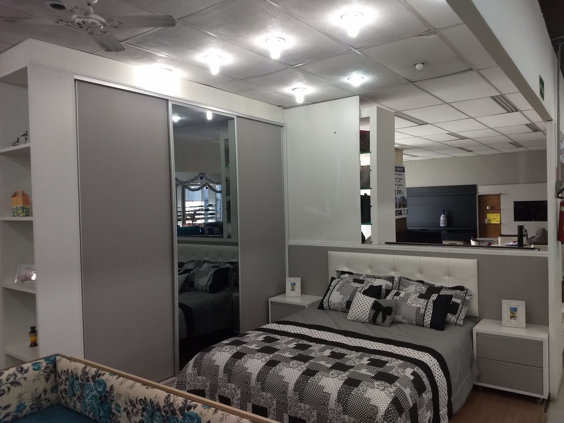 Um quarto com uma cama e um sofá