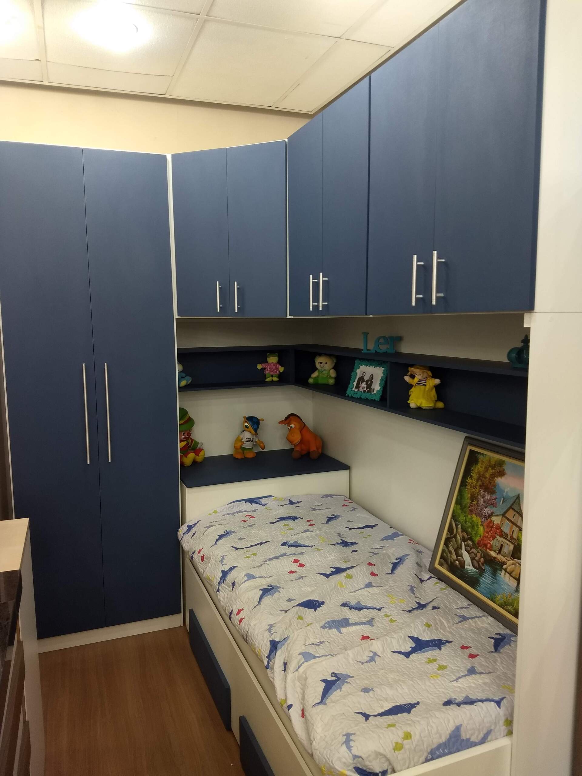 Um quarto com uma cama e uma pintura na parede