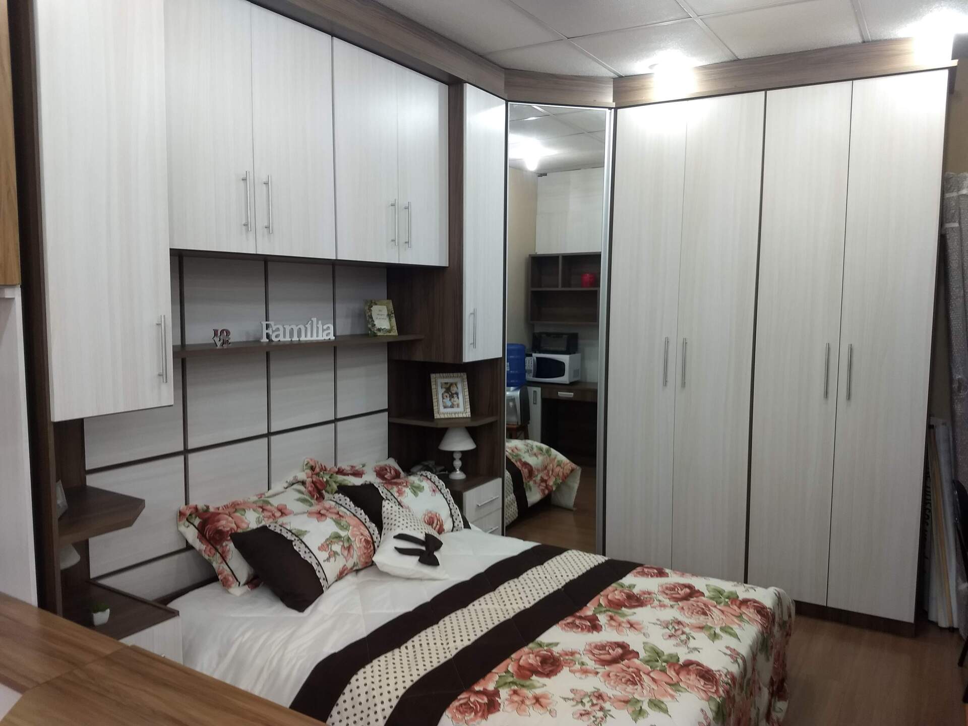 Um quarto com uma cama grande e muitos armários