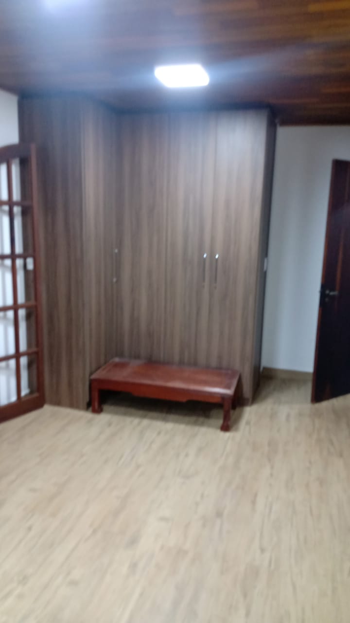 Há um banco no meio da sala.