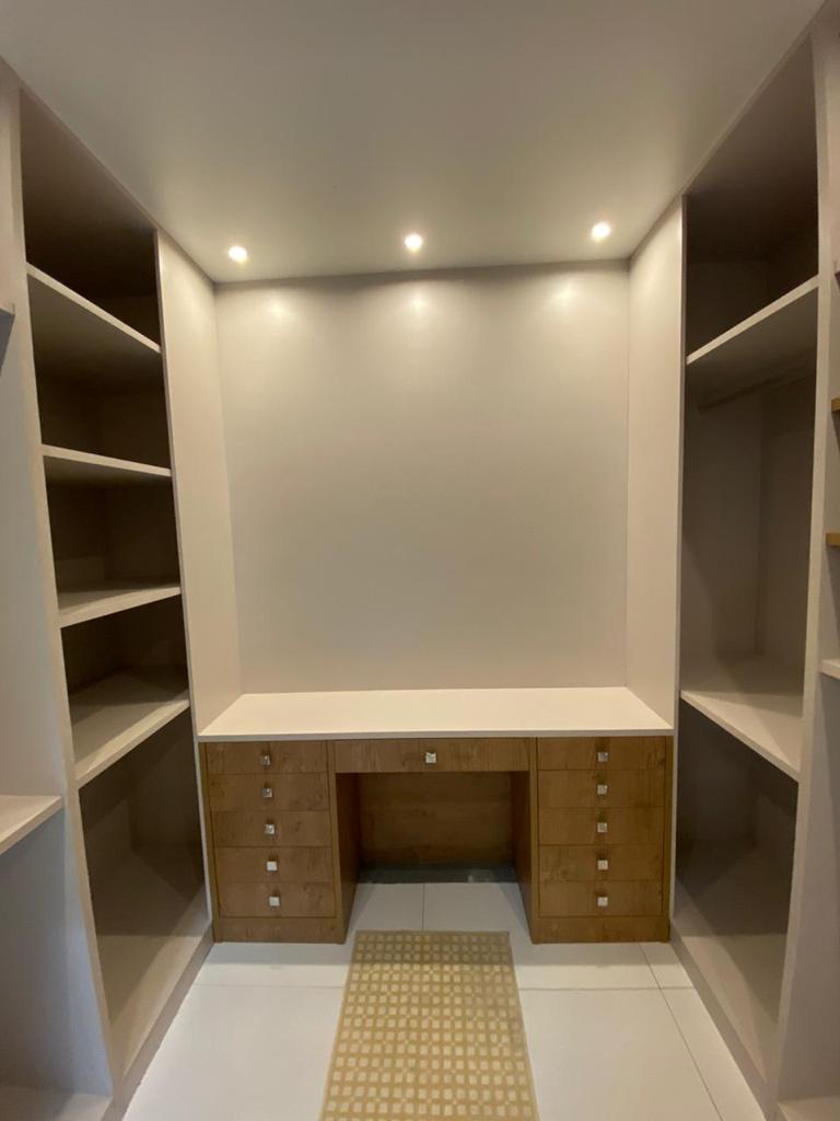 Há uma mesa no meio da sala.