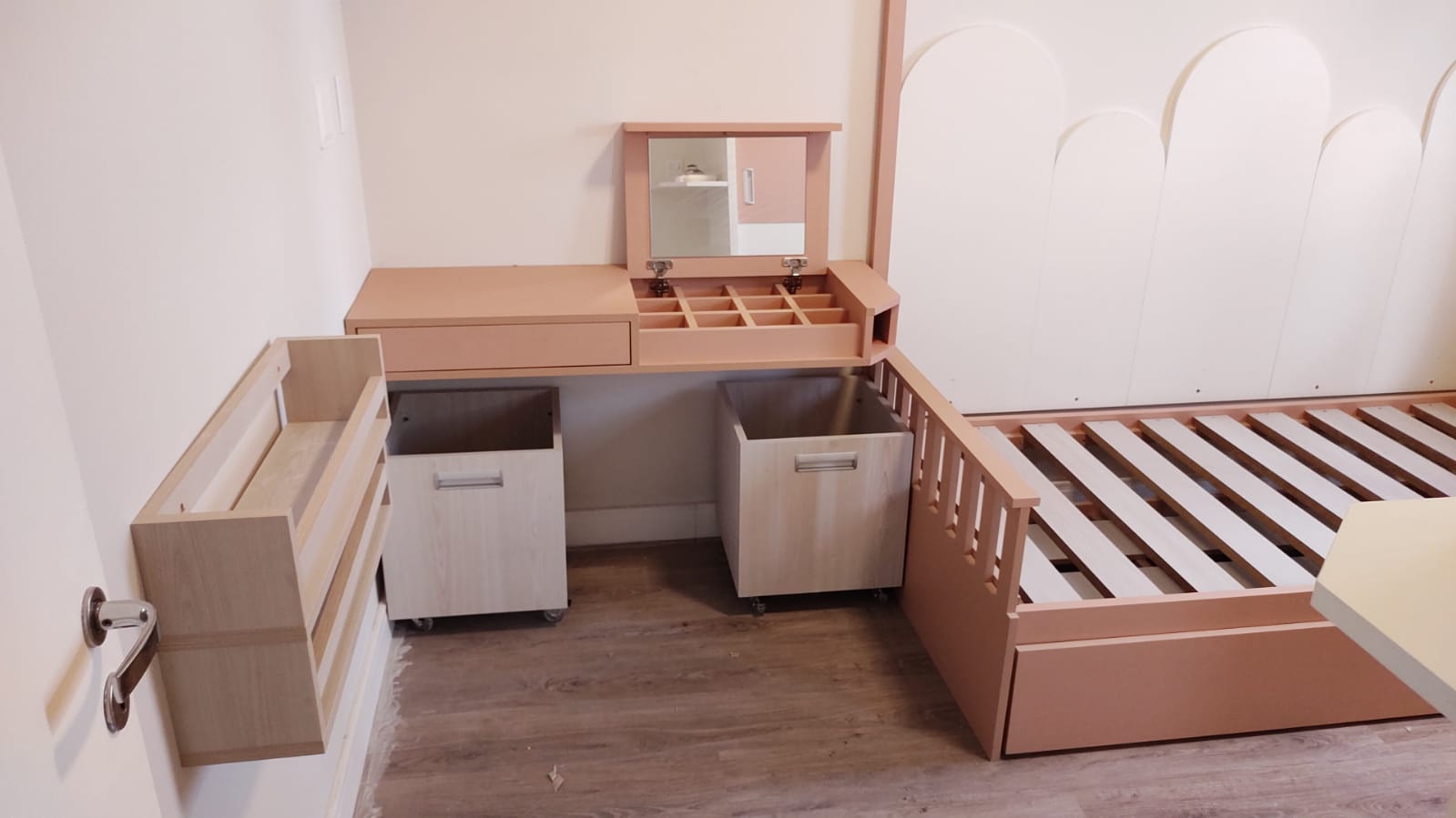 Um quarto com uma cama, uma escrivaninha e um espelho