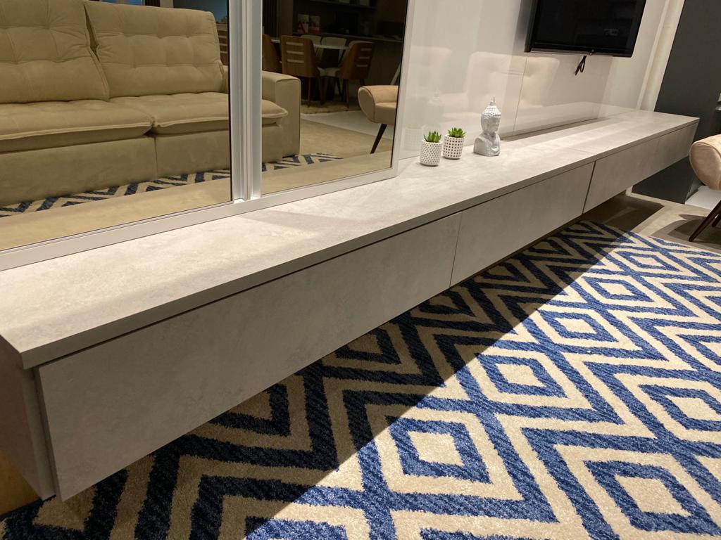 Uma sala com tapete azul e branco e um sofá.