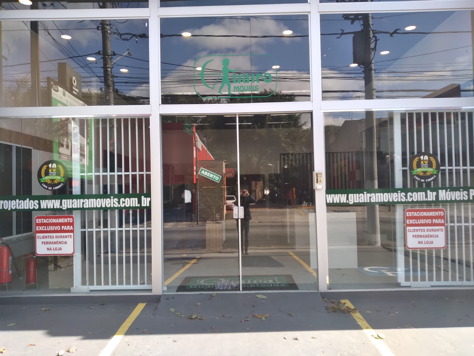 Fachada de loja com porta de vidro deslizante