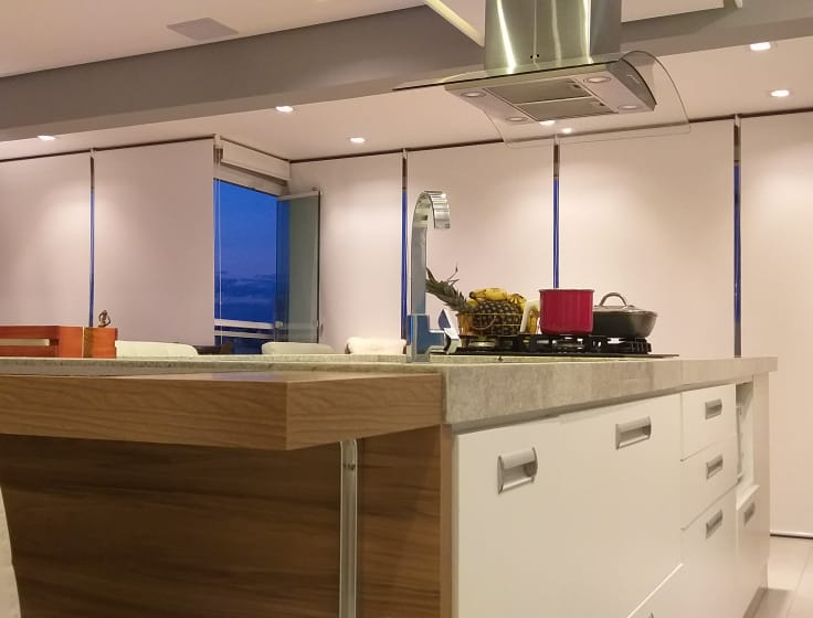 Uma cozinha com fogão, forno e pia