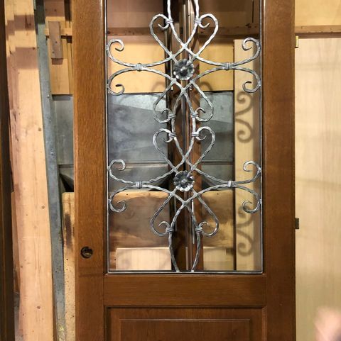 porta con decorazioni in ferro