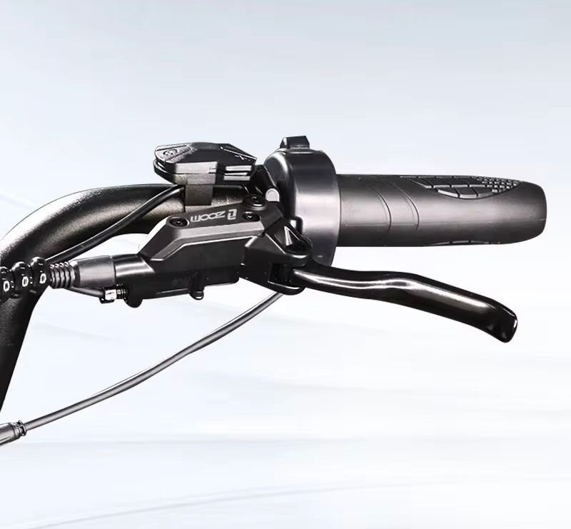 Zwart fietsstuur met remhendel en handgreep, op een lichte achtergrond.