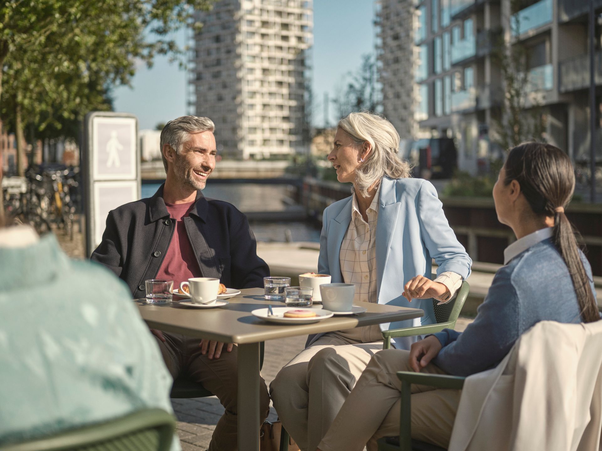 Un gruppo di persone è seduto a un tavolo e parla tra loro.