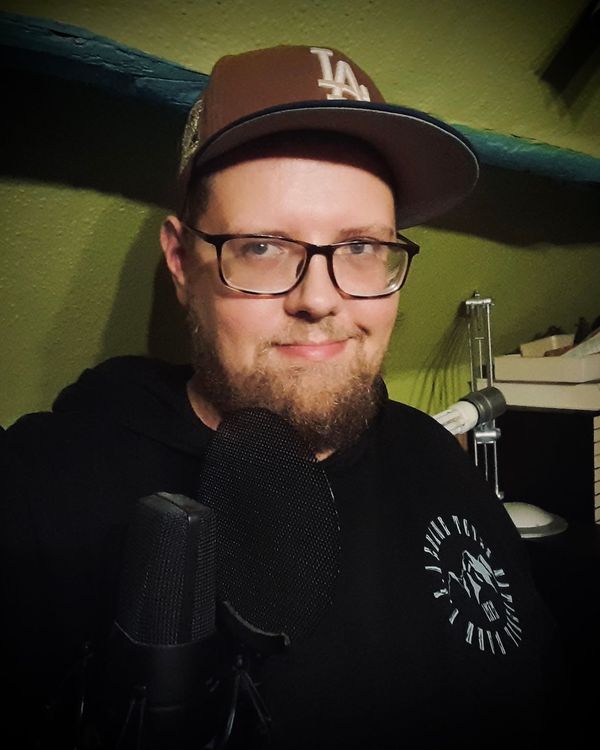 Sprecher Gerry Hüttemann vor dem Mikrofon.