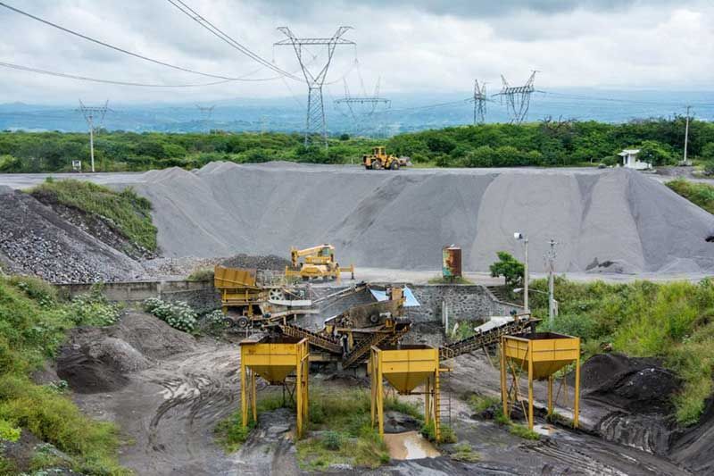 Hay un gran montón de tierra en medio de un campo de tierra.